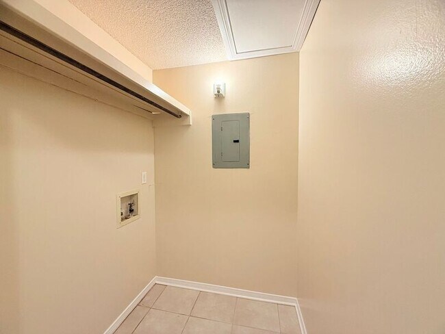 Building Photo - 9345 Chisholm Rd