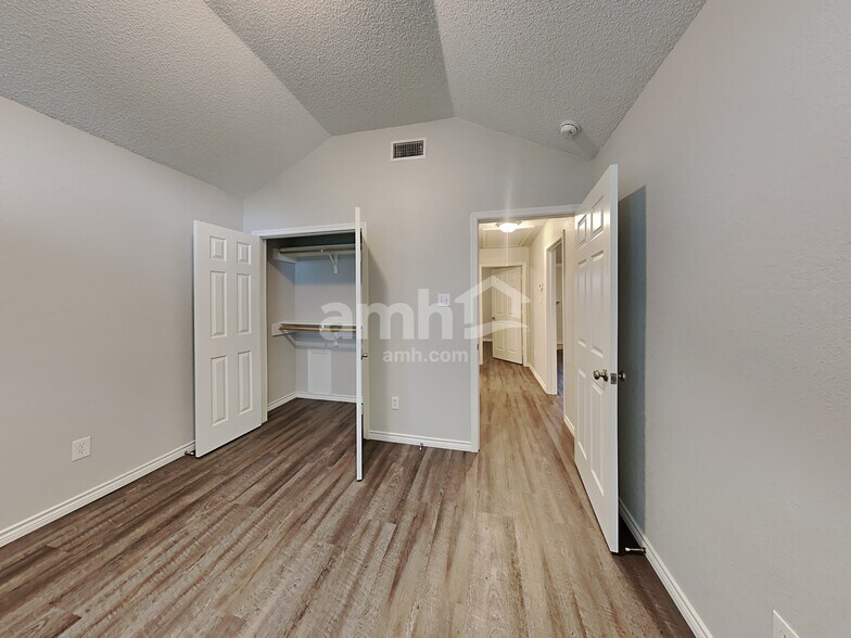 Building Photo - 11907 Santa Fe Trl