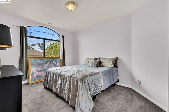 Building Photo - 5640 Edgeview Dr