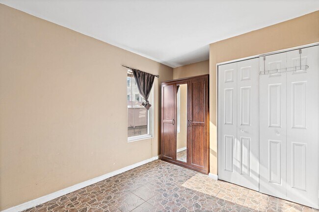 Building Photo - 1400 5th St