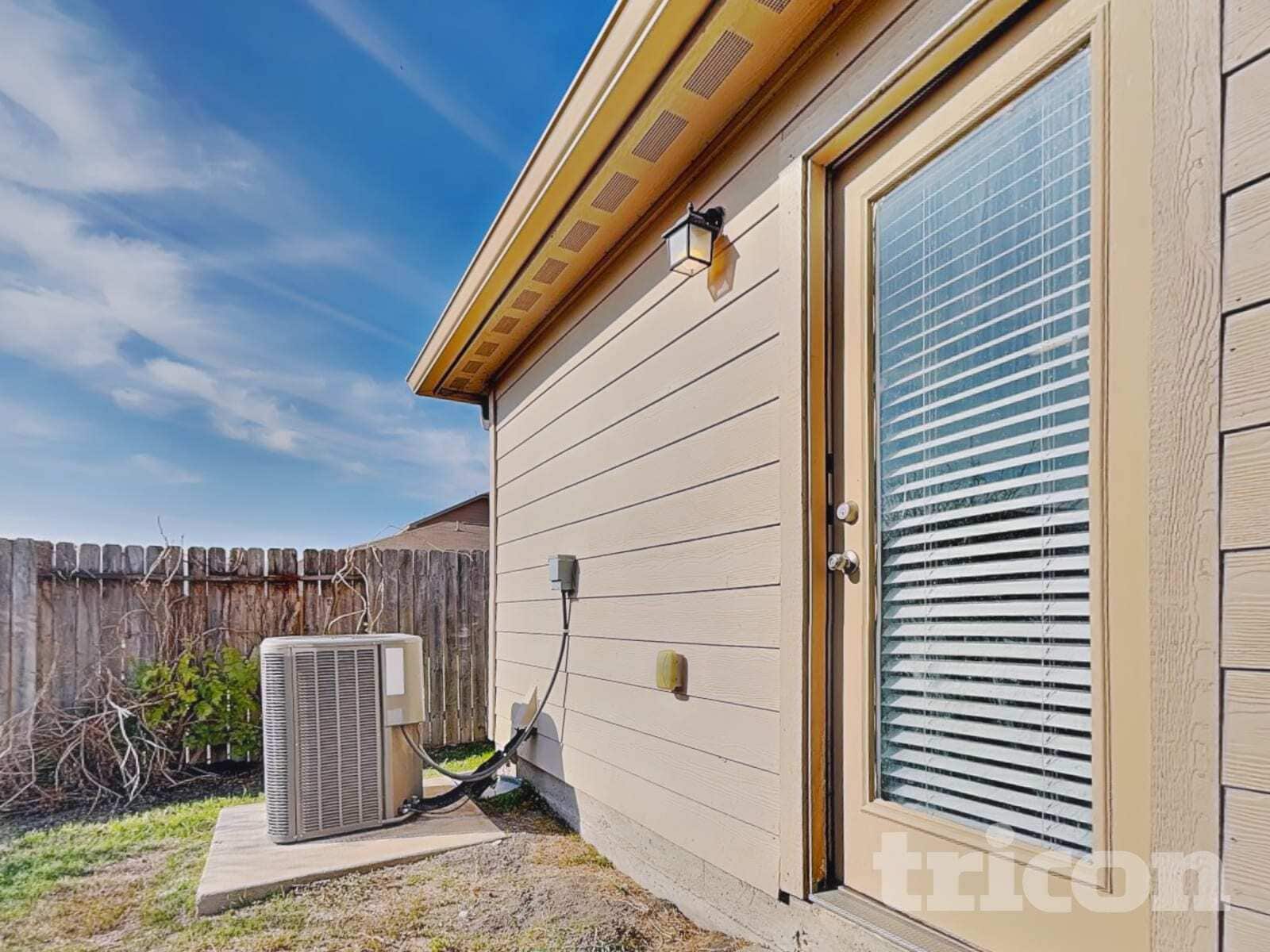 Building Photo - 1525 Treeta Trail