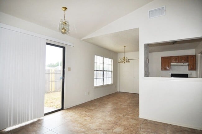 Building Photo - AVAILABLE NOW - Spacious 2-2-1 in Ft. Worth, desirable Keller ISD!