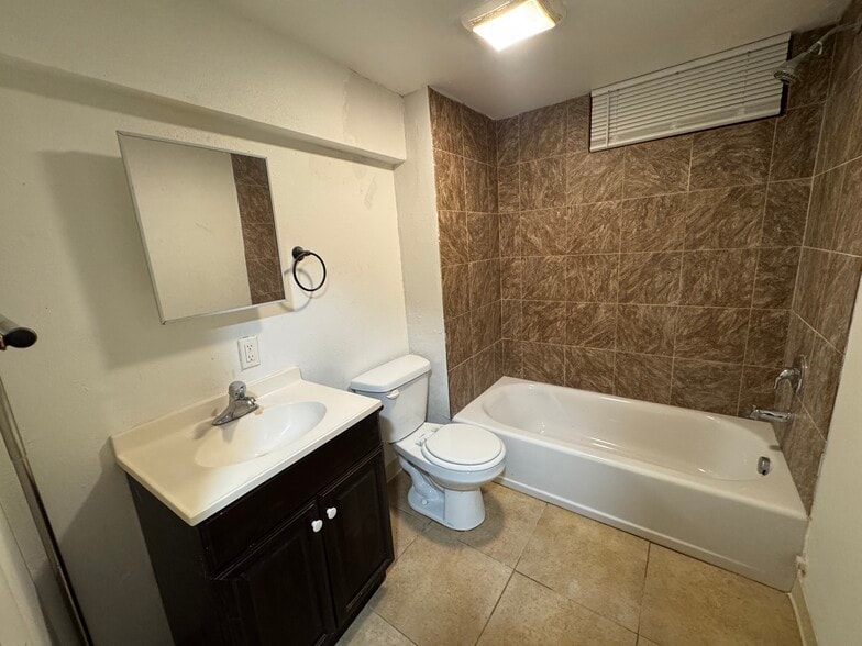 Bathroom - 845 W Whitman St