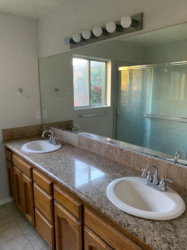 Building Photo - 3 Bedroom 2 Bath