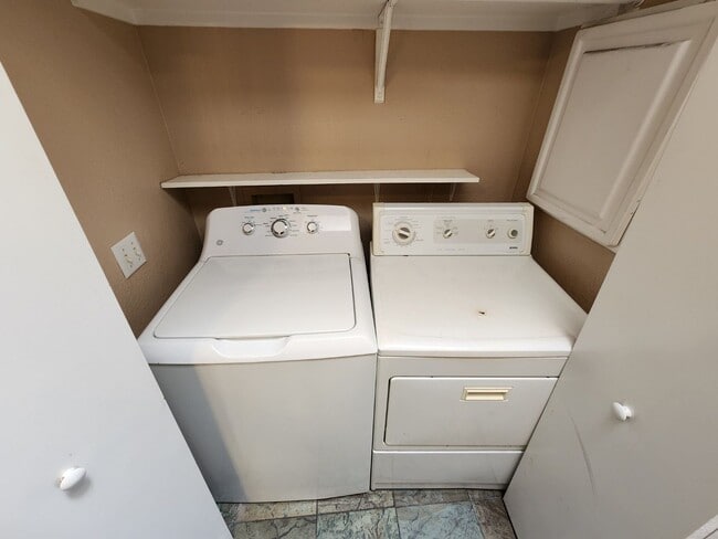 Building Photo - Beautiful 3 Bedroom & 2 1/2 Bath Condo.