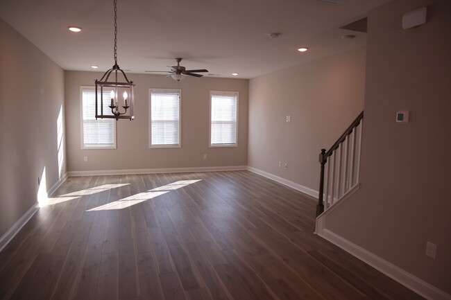 living room - 1006 Gateway Commons Cir