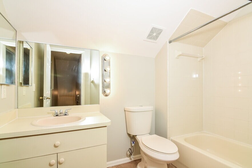 Building Photo - 725 Cape Cod Cir