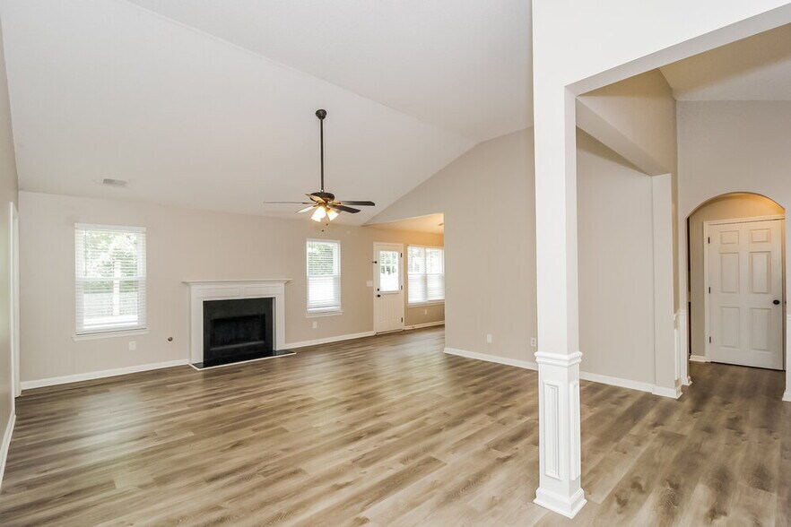 Building Photo - 526 Firethorn Ct