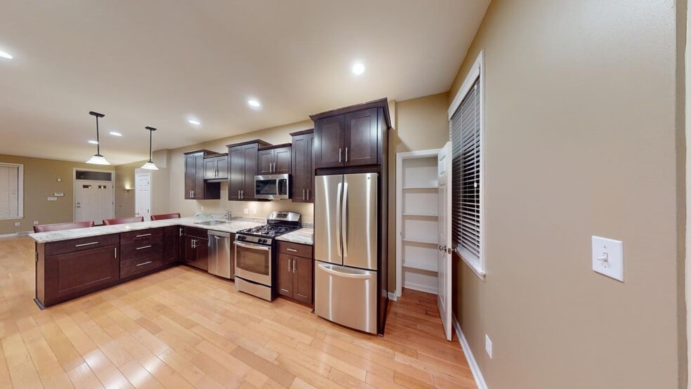 Building Photo - 5827 Pierce St