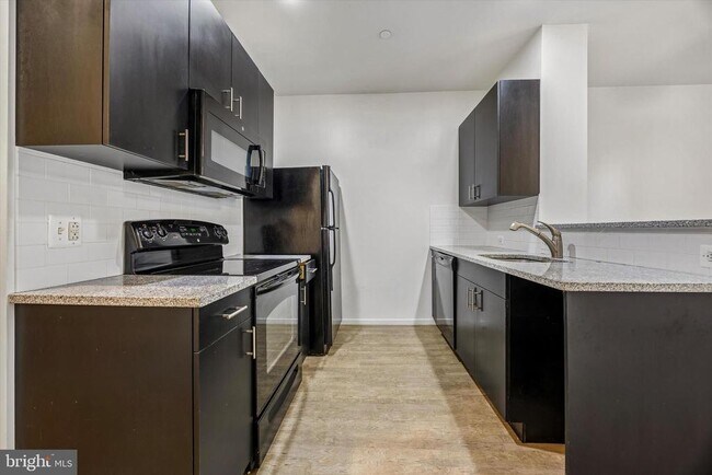 Building Photo - 1015 W Lancaster Ave