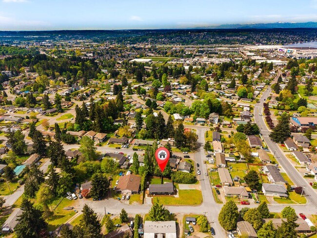 Building Photo - 653 Index Pl NE