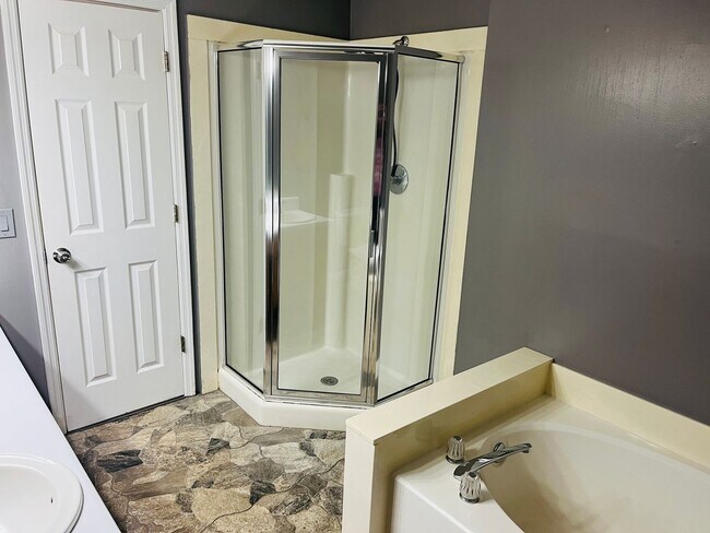 Building Photo - Charming Cottage Style 4 bedroom, 2 bathroom home in Lagrange! Must See!