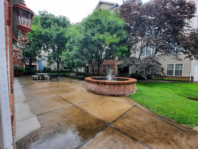 Building Photo - 1BR Condo in Upscale Highview. Enjoy Resor...