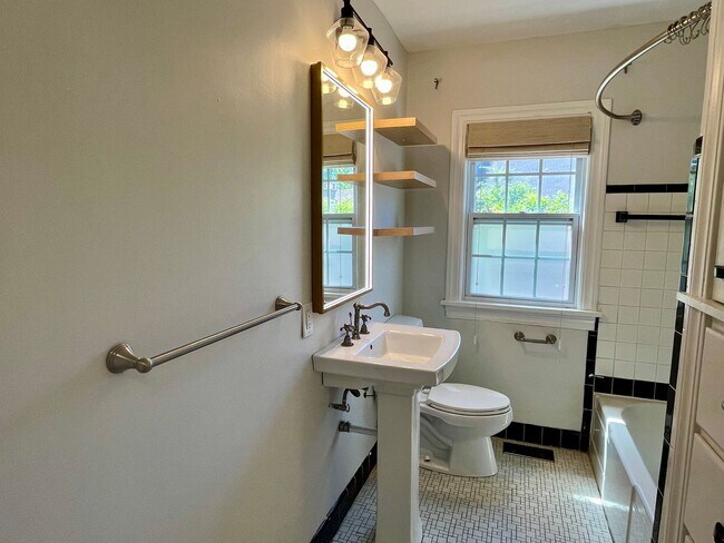Building Photo - Super Cute 2 Bedroom 1 Bath!!