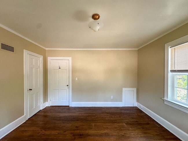 Building Photo - 512 1/2 Westmont Drive