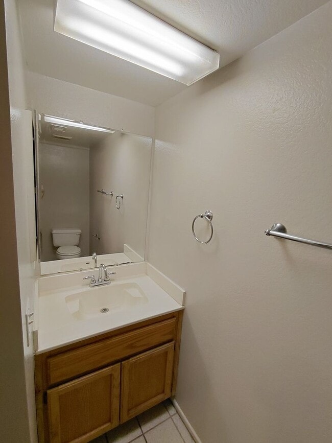 Building Photo - Move-In Ready 2-Story Apartment for Rent!