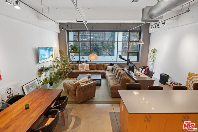 Building Photo - 1130 Flower St