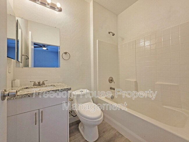Building Photo - 1121 Sixshooter Ave