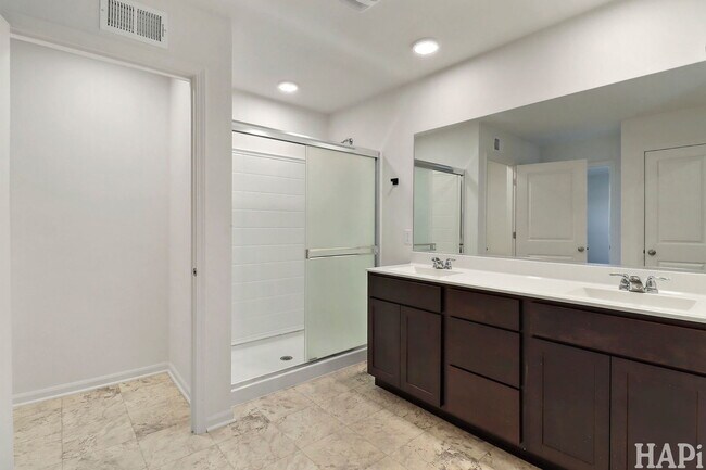 Building Photo - 2029 Magnolia Ln