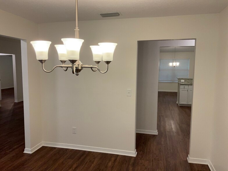 Building Photo - 3256 Silverado Cir