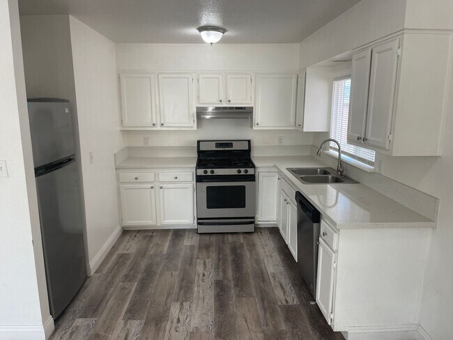 Building Photo - 2 BEDROOM 2 BATH, SECOND  FLOOR UNIT, NO CARPET, NEAR NELLIS AFB!