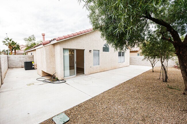 Building Photo - Stunning 3-bedroom One Story Home