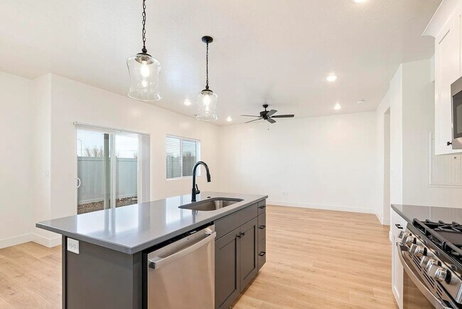 Building Photo - Charming Cedar City 3 Bedroom Townhome!