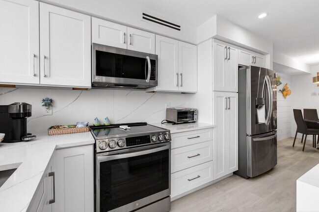 Building Photo - 1236 Hillsboro Mile