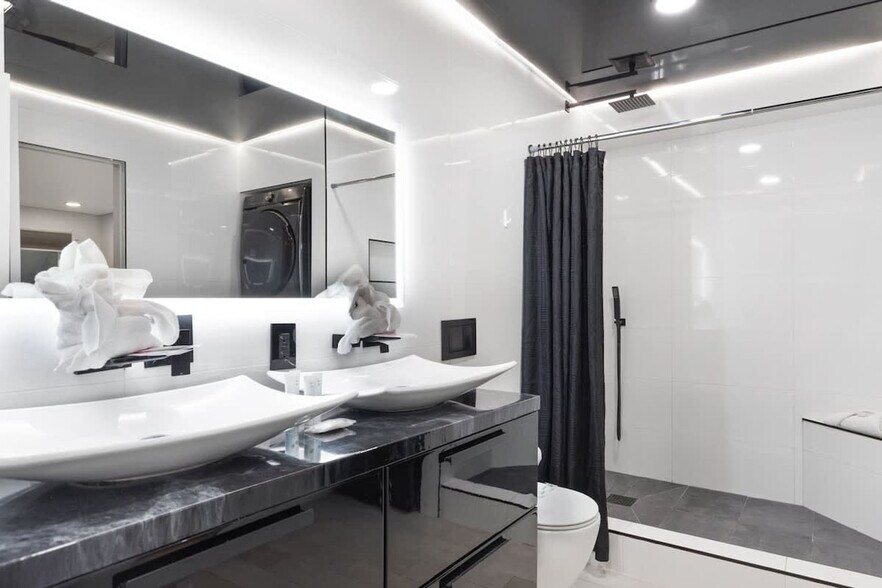 Building Photo - 8743 Thomas Dr