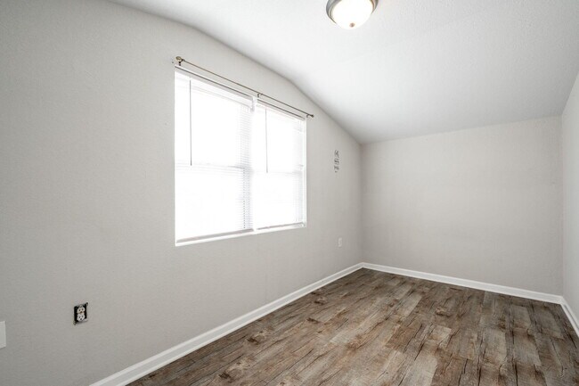 Building Photo - 276 S Center St