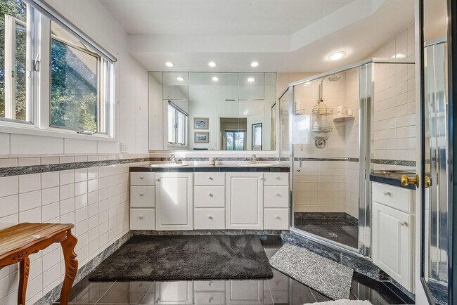 Building Photo - 724 N Refugio Rd