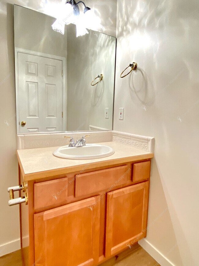 Building Photo - Beautiful, updated 3 BR on westside close to tons of recreation!
