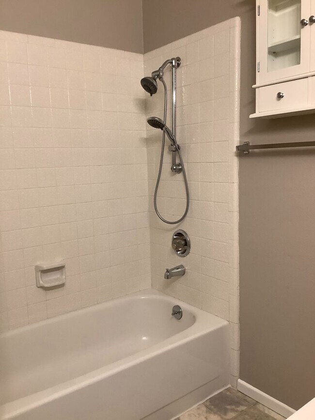 Building Photo - Two bedroom, 1.5 bathroom Ashland townhouse | Available now