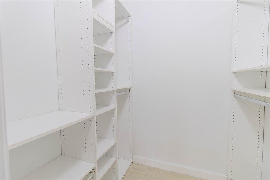 Building Photo - 3350 Pinewalk Dr N