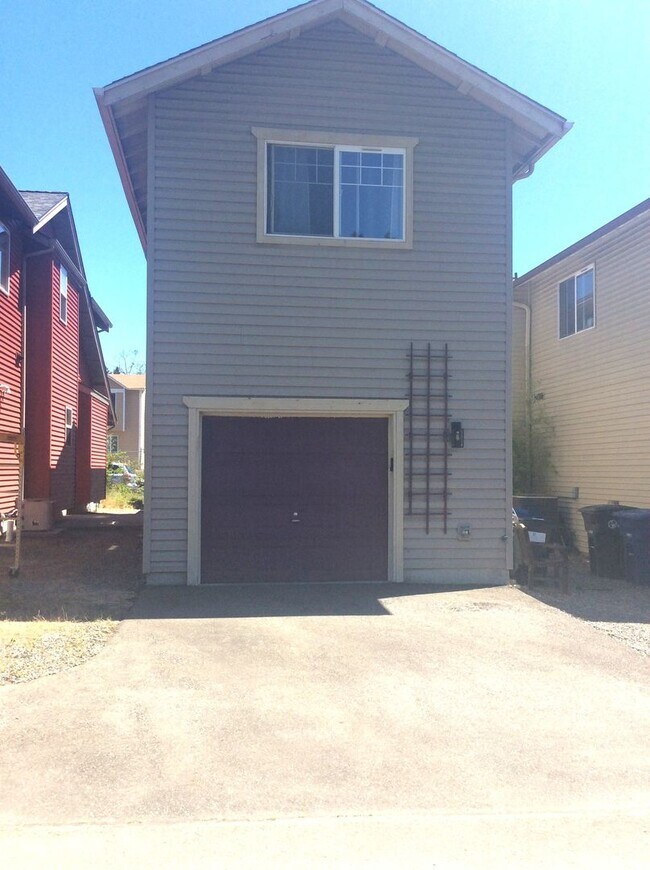 Building Photo - Charming 3 Bedroom Home - Available Now! Seatac area