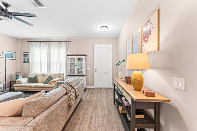 Building Photo - 3/2, fully fenced single family home in NW...