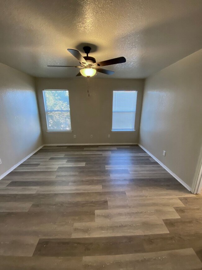 Building Photo - Beautiful 4 Bedroom