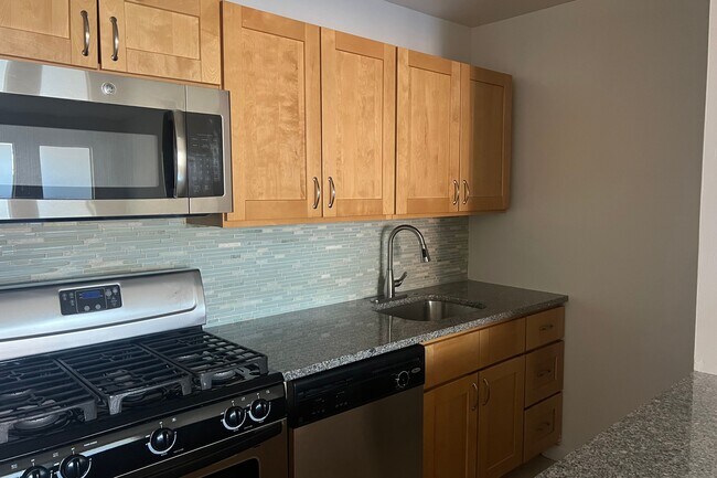 Building Photo - 222 W 14th St