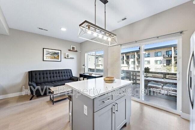 Building Photo - 2869 W Parkside Pl