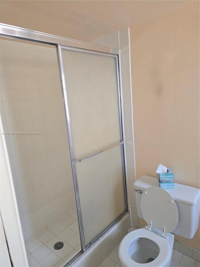 Building Photo - 609 NE 14th Ave