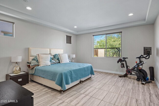 Building Photo - 2423 N Beverly Pl