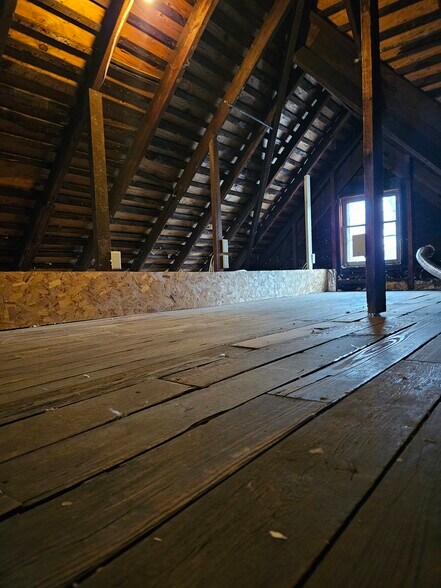 Building Photo - 521 E 3rd St