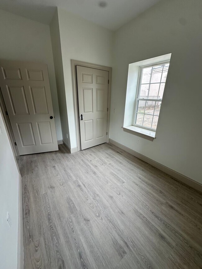 Building Photo - Beautifully Renovated 1 Bedroom Apartment