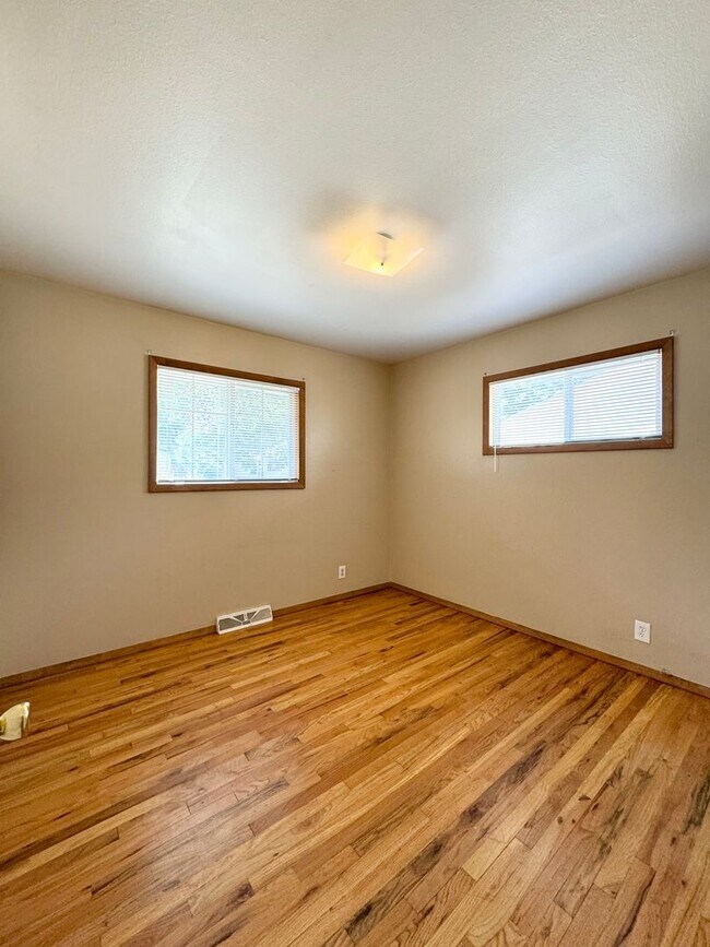 Building Photo - 3 Bed/1 Bath Home Near CSU!