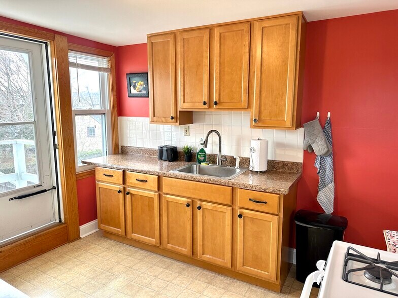 Building Photo - 354 Humphrey St