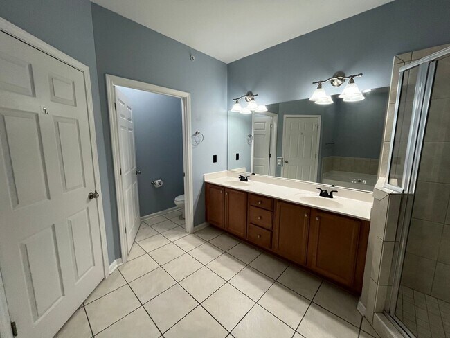 Building Photo - Spacious 2 Bed, 2 Bath Condo with Communit...