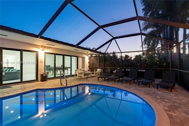 Building Photo - 1141 N North Lake Dr