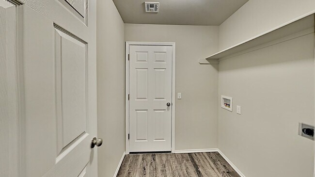 Building Photo - Very Nice 3 Bedroom 2 Bath Home in Yukon S...