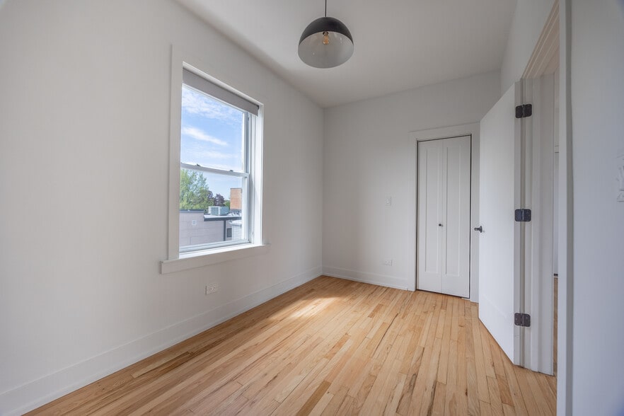 Building Photo - 3051 W Medill Ave