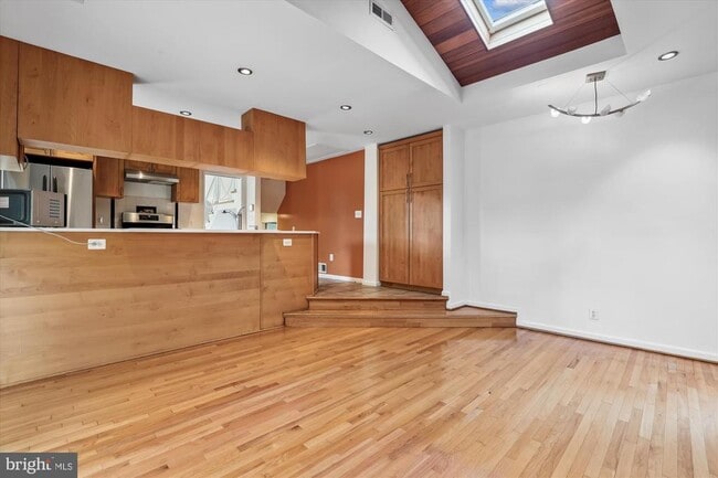 Building Photo - 6154 Beachway Dr